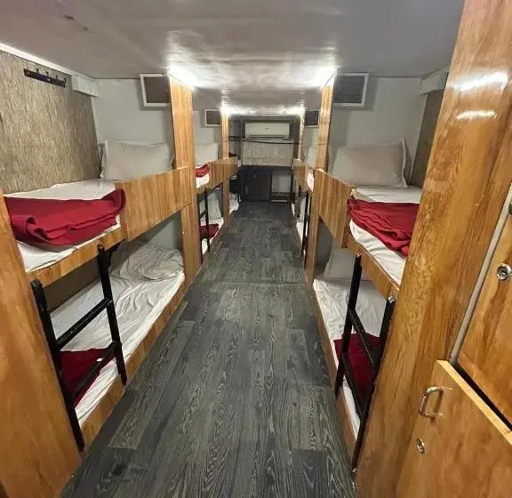 تختخواب در اتاق مشترک, Sai Sharan Dormitory Near Dadar Railway Station