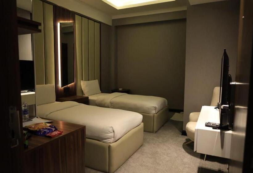 اتاق اکونومی, The Capital Heart