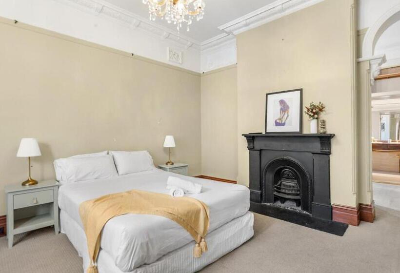 דירת חדר, The Mansion