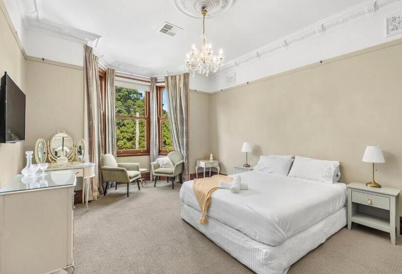 דירת חדר, The Mansion