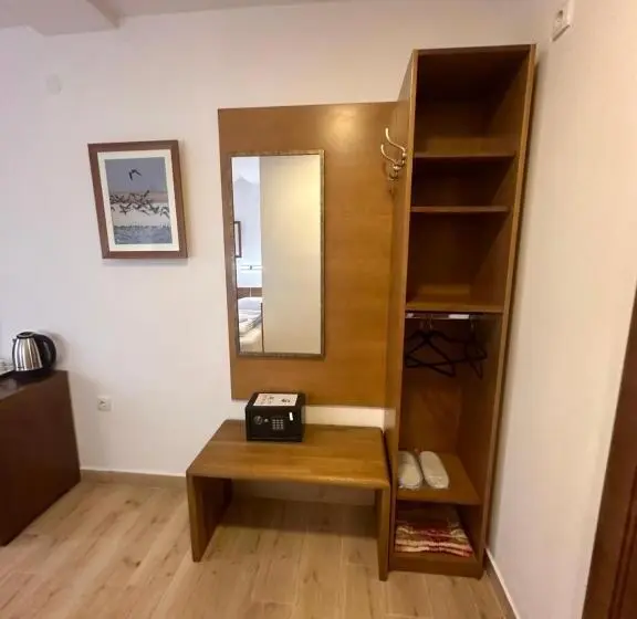 اتاق لوکس با چشم‌انداز دریاچه, Aqua Prenociste Palic
