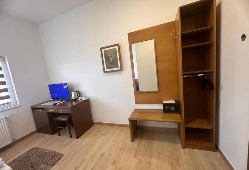 اتاق لوکس با چشم‌انداز دریاچه, Aqua Prenociste Palic