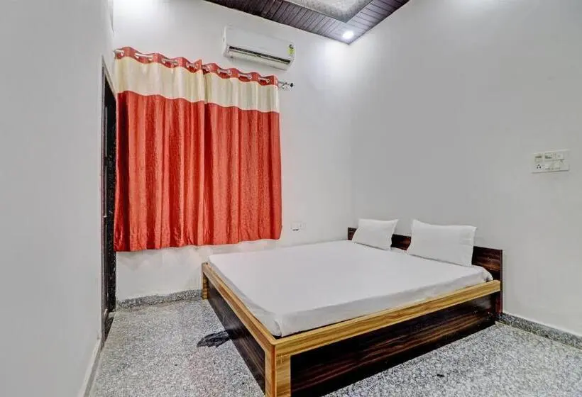 Classic Kolmen Hengen Huone, Oyo Raj Laxmi Hotal Kuchaman City