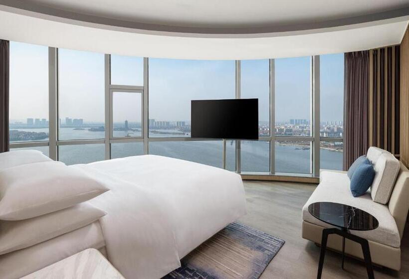 Suite with lake view, Qingdao Marriott Hotel Jiaozhou