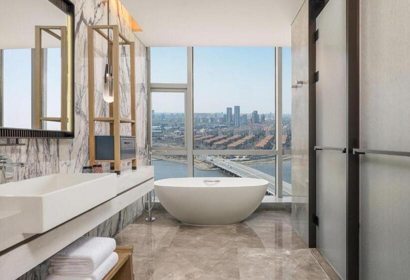 Suite with lake view, Qingdao Marriott Hotel Jiaozhou