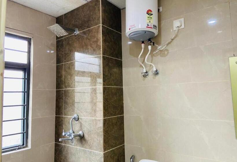 标准间, Abuzz Oxfordcaps Cedar Homes