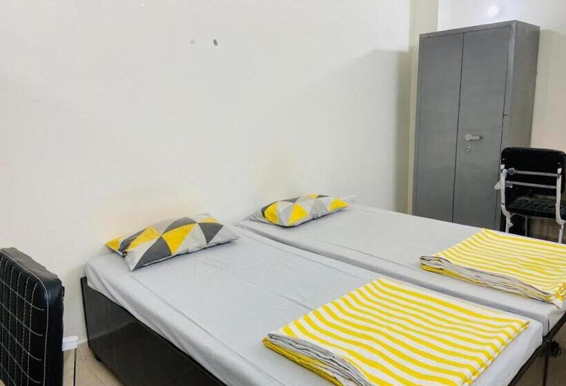 غرفة قياسية, Abuzz Oxfordcaps Cedar Homes