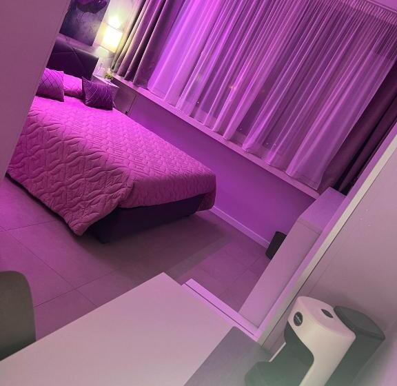 اتاق استاندارد سه نفره, La Dea Bendata