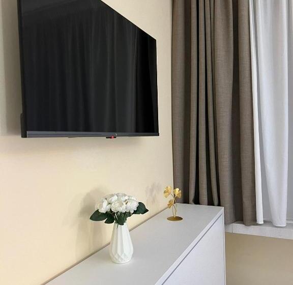 اتاق استاندارد سه نفره, La Dea Bendata