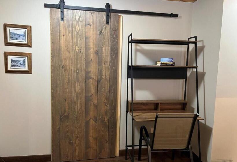 منزل غرفتين نوم, The Farm Shed Guelph Elora