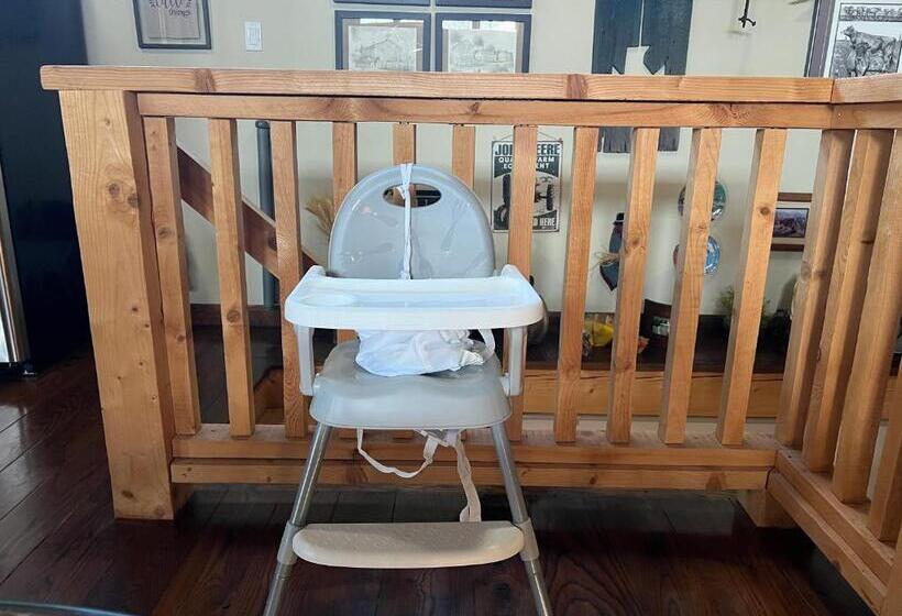 منزل غرفتين نوم, The Farm Shed Guelph Elora