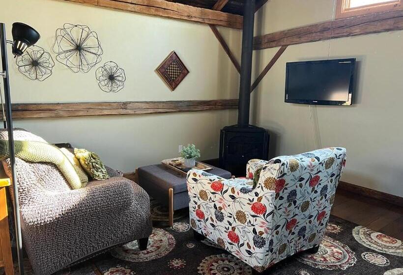 منزل غرفتين نوم, The Farm Shed Guelph Elora