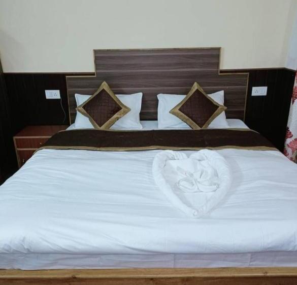 חדר אקונומי, The Ace Pine Valley