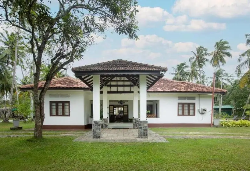 Villa 1 Makuuhuone Puutarhanäkymä, Sathmin Villa