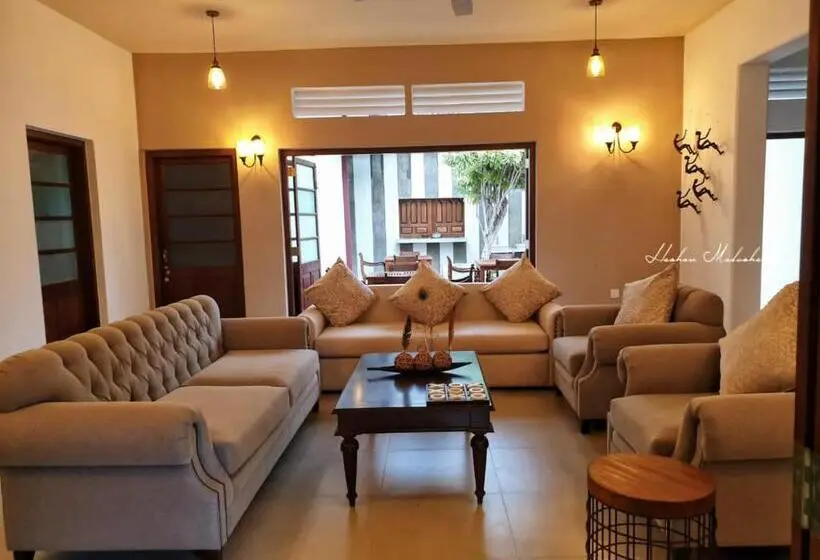 Villa 1 Makuuhuone Puutarhanäkymä, Sathmin Villa