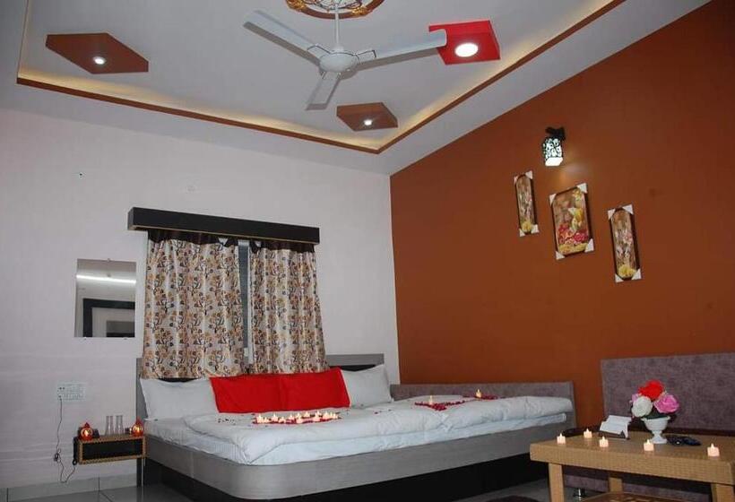 Семейный Номер, Adarsh Palace