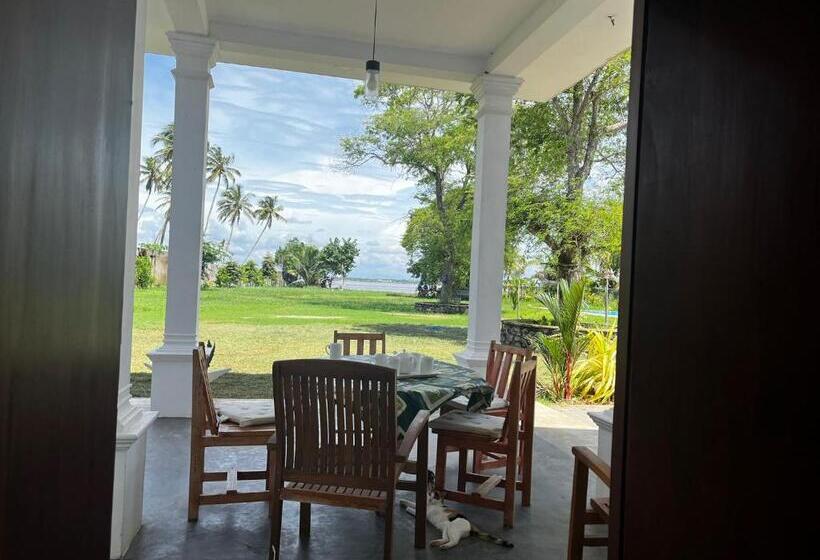 Трехместный Номер Стандарт с Балконом, Lagoon House Negombo