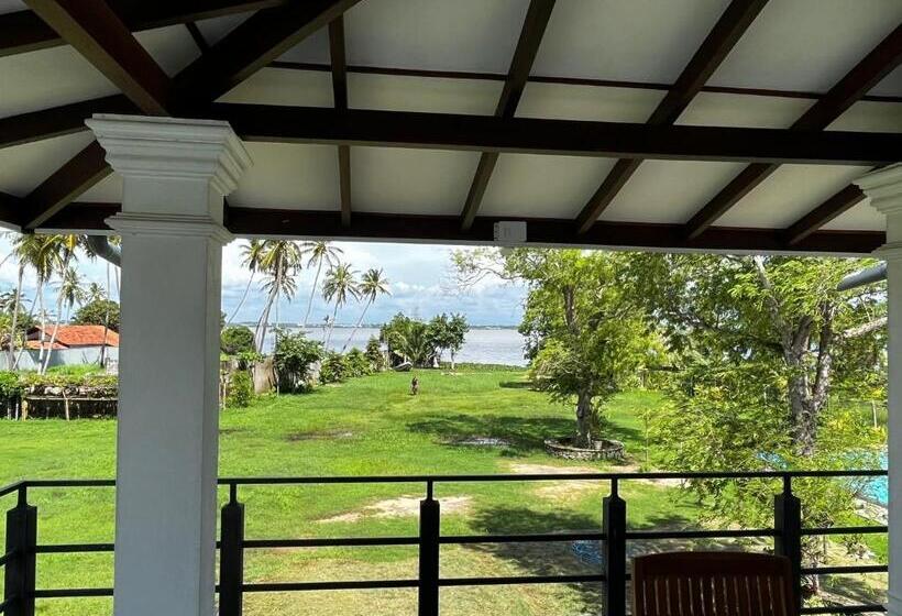 Трехместный Номер Стандарт с Балконом, Lagoon House Negombo