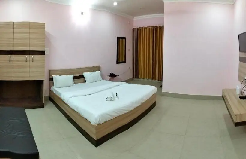 デラックストリプルルーム, Tirupati Guest House