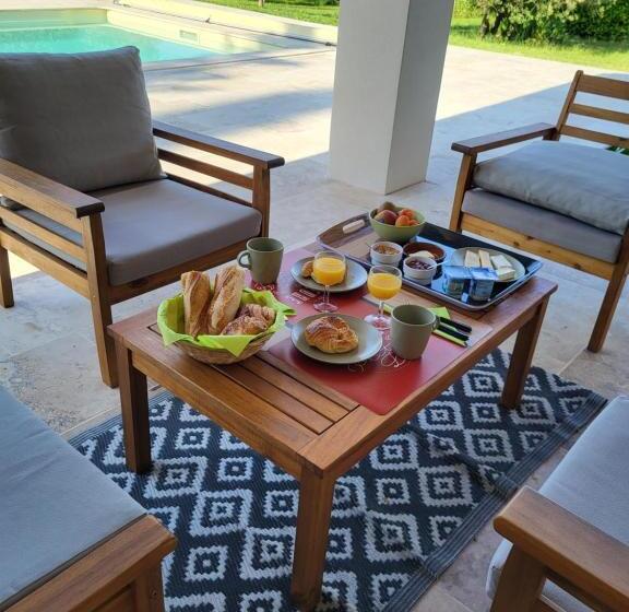 プールビュースタンダードルーム, Chambre D Hôtes Les Cigales