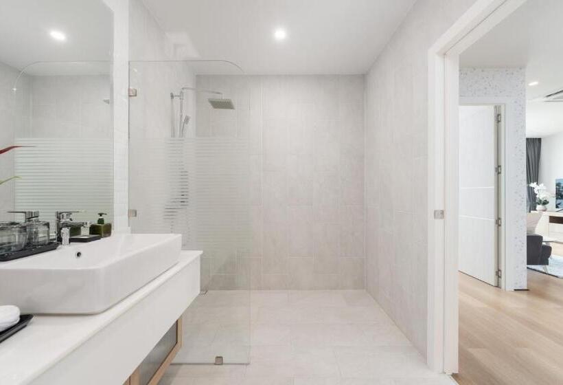 Полулюкс, Naka Raj Escape