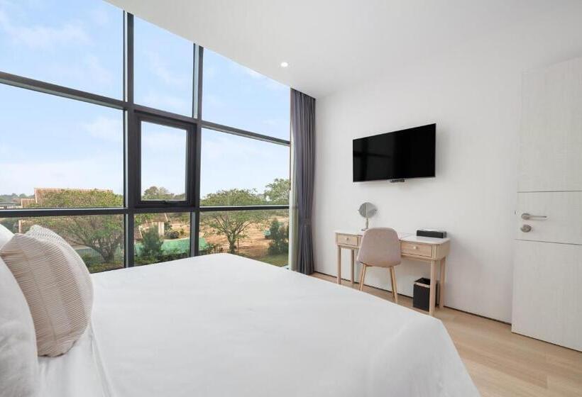 Полулюкс, Naka Raj Escape