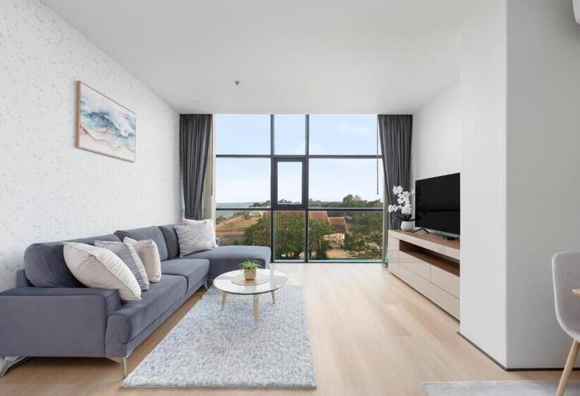 Полулюкс, Naka Raj Escape