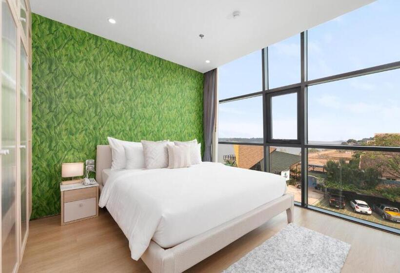 Полулюкс, Naka Raj Escape