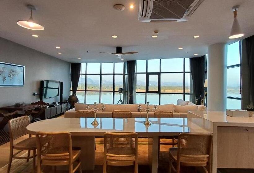 Президентский Люкс, Naka Raj Escape