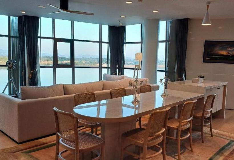 Президентский Люкс, Naka Raj Escape