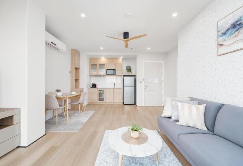 Полулюкс, Naka Raj Escape