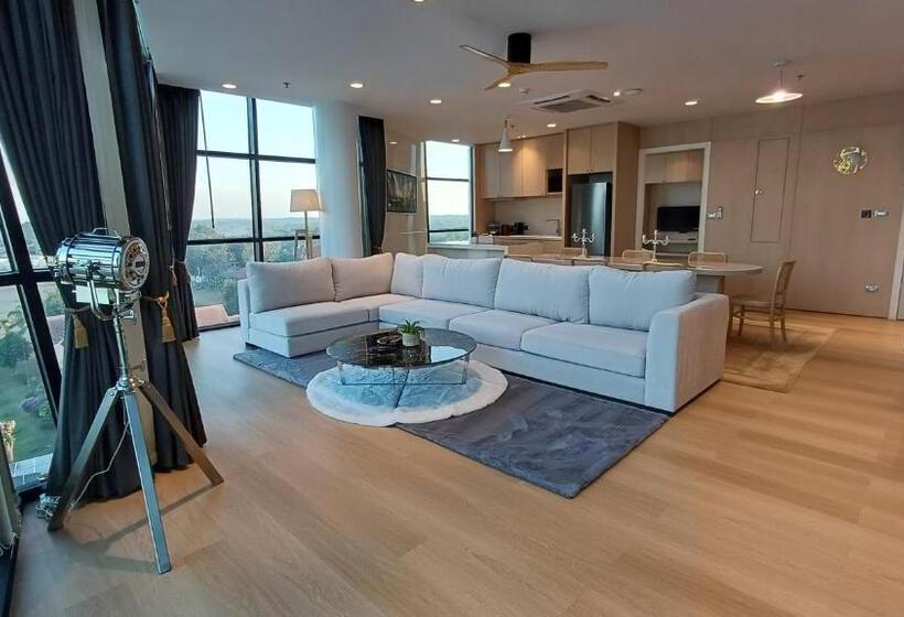 Президентский Люкс, Naka Raj Escape