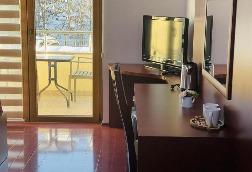 اتاق خانوادگی, Turkuaz