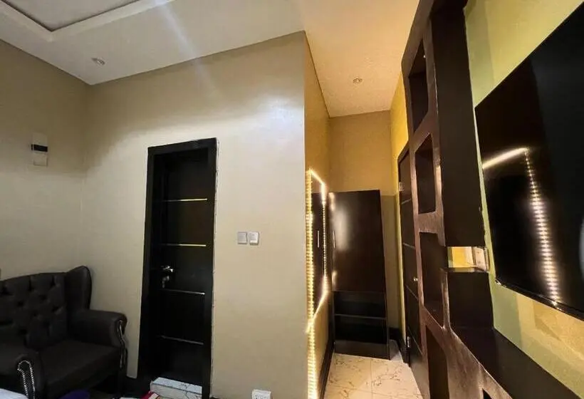 سوییت, Hq Hotel And Lounge