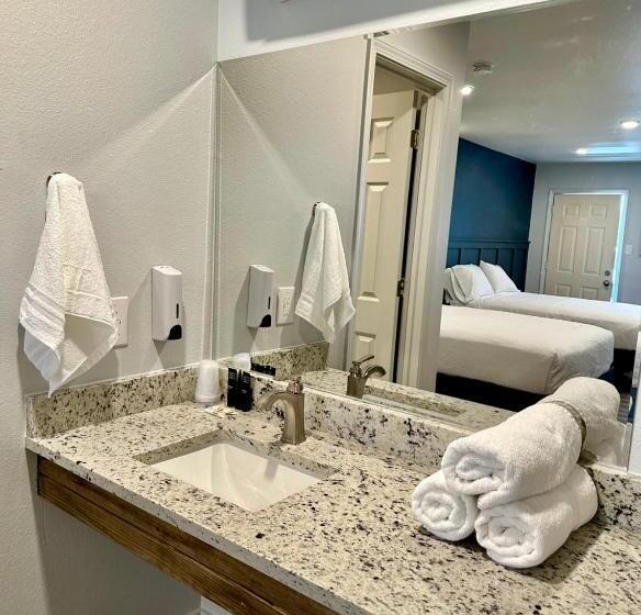 Номер Deluxe, Lakeside Motel, Cabins And Rv