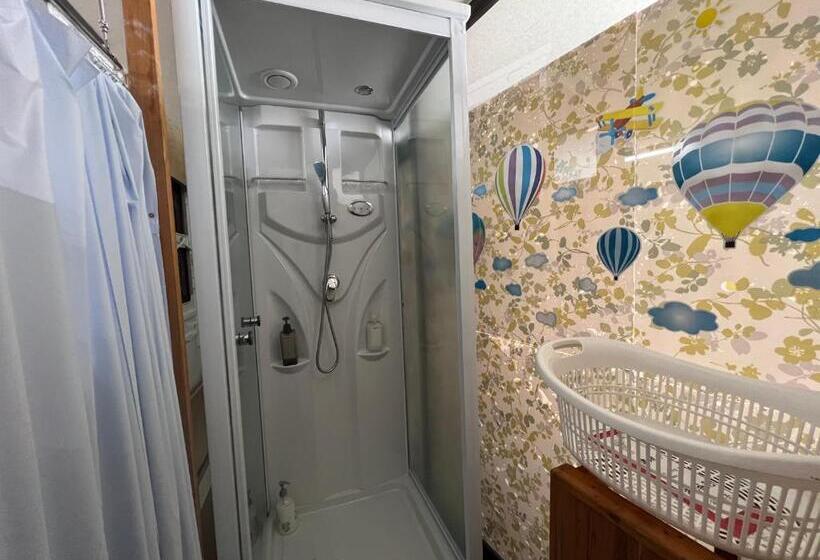 سرير فى غرفة مشتركه, ゲストハウス　アロマ