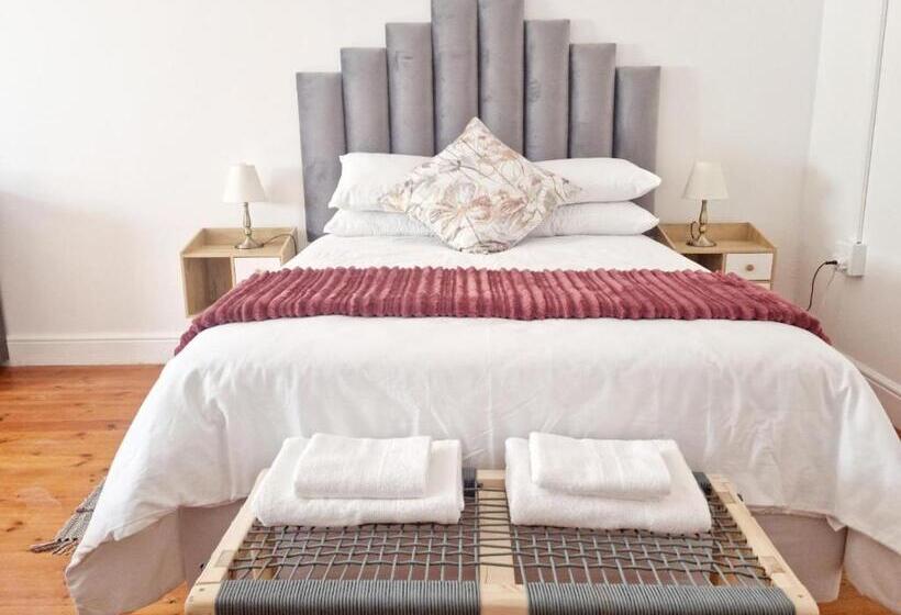 غرفة قياسية رباعية, Schooner House