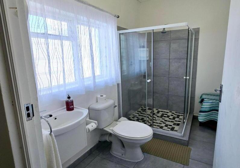 غرفة قياسية ثلاثية, Schooner House