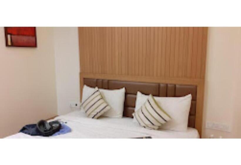 Номер Deluxe, Giri Palace Madhya Pradesh