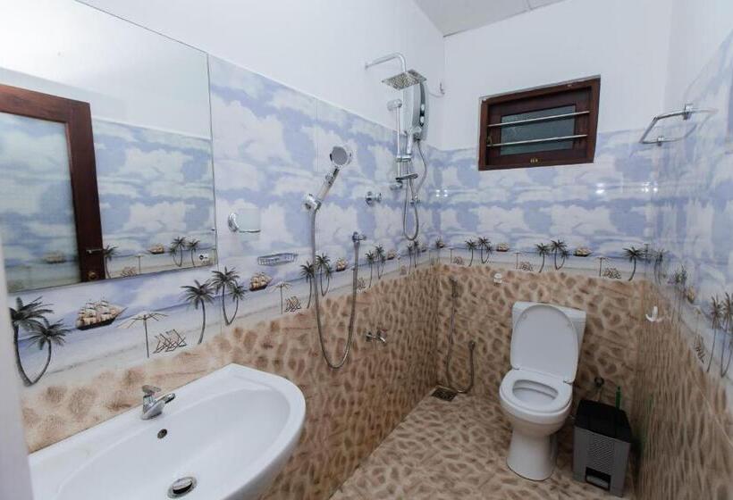 اتاق لوکس سه تخته, Prasith’s Place