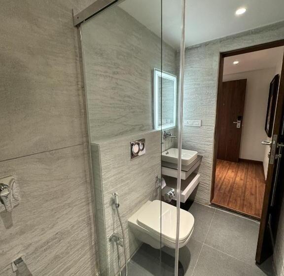 スーペリアースイート, Sky Suites By The Lazy Host