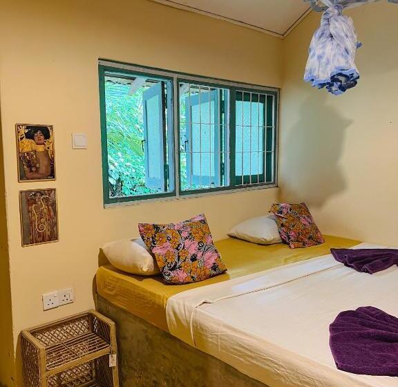스탠다드 트리픔 룸 공동욕실, Lazy Monkey Surfhostel   Sri Lanka