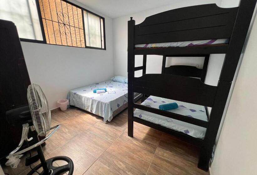 اتاق چهار تخته با دستشویی مشترک, Epifania Hostel