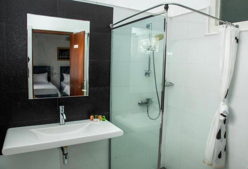 سرير فى غرفة مشتركه, Funk Bunks   By The Lake