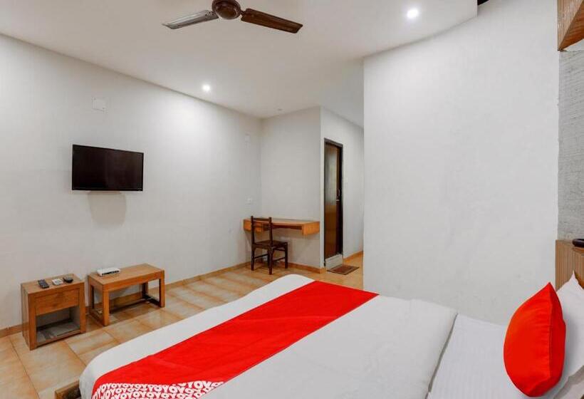 اتاق کلاسیک سه تخته, Oyo Hotel Roshni