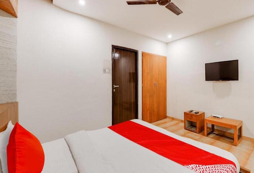 اتاق کلاسیک سه تخته, Oyo Hotel Roshni