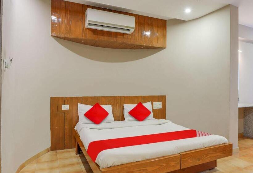 اتاق کلاسیک سه تخته, Oyo Hotel Roshni