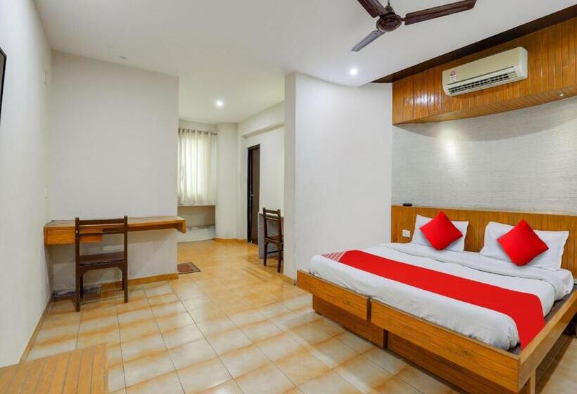 اتاق کلاسیک سه تخته, Oyo Hotel Roshni