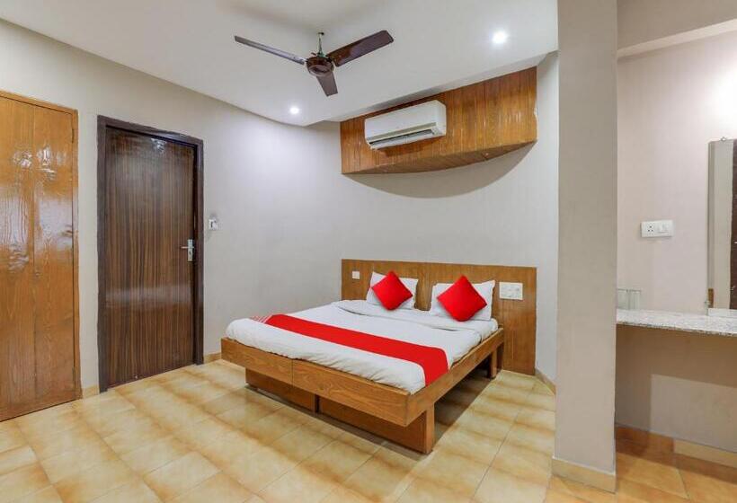 اتاق کلاسیک سه تخته, Oyo Hotel Roshni