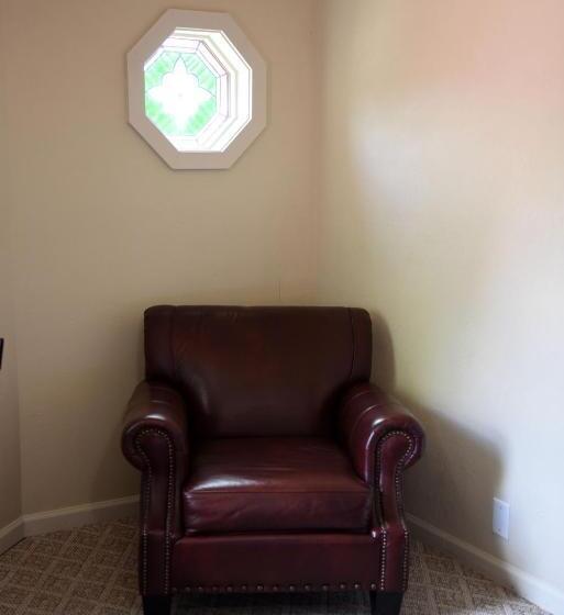 جناح مطلّ علي الجبل, Heidi Motel   Helen